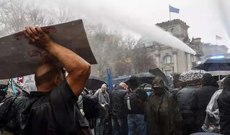 cannoni ad acqua sulla manifestazione negazionista a berlino 1