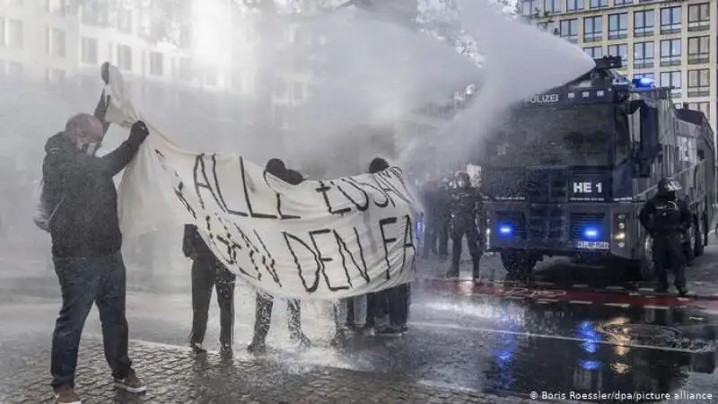  cannoni ad acqua sulla manifestazione negazionista in germania 