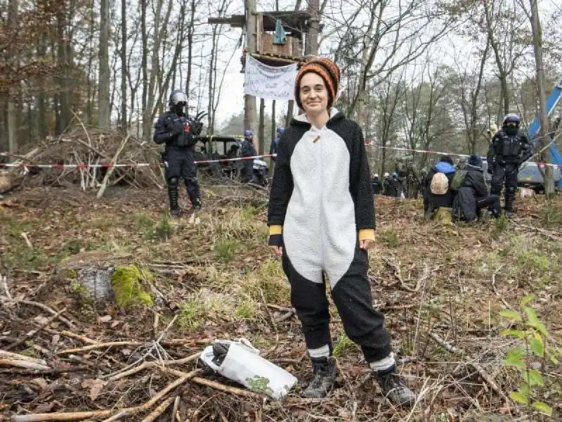 carola  rackete   arrestata in germania vestita da pinguino