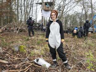 carola rackete arrestata in germania vestita da pinguino