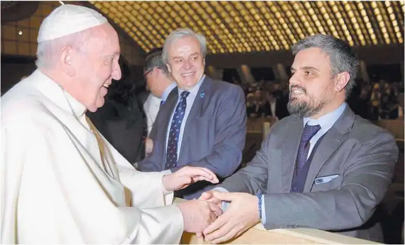 coccia stringe la mano a papa francesco