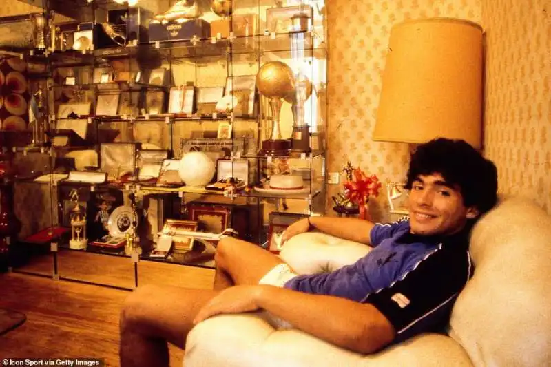 diego armando maradona a 20 anni nella sua casa di buenos aires   1980