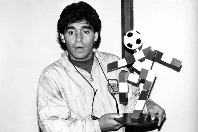 diego armando maradona con ciao, la mascotte di italia 90