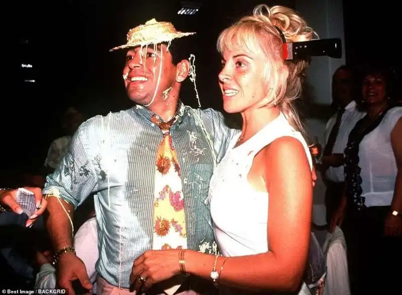 diego armando maradona con claudia villafane  a una festa 