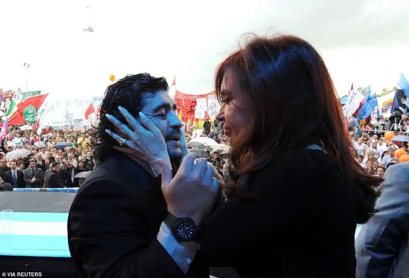 diego armando maradona con cristina kirchner 