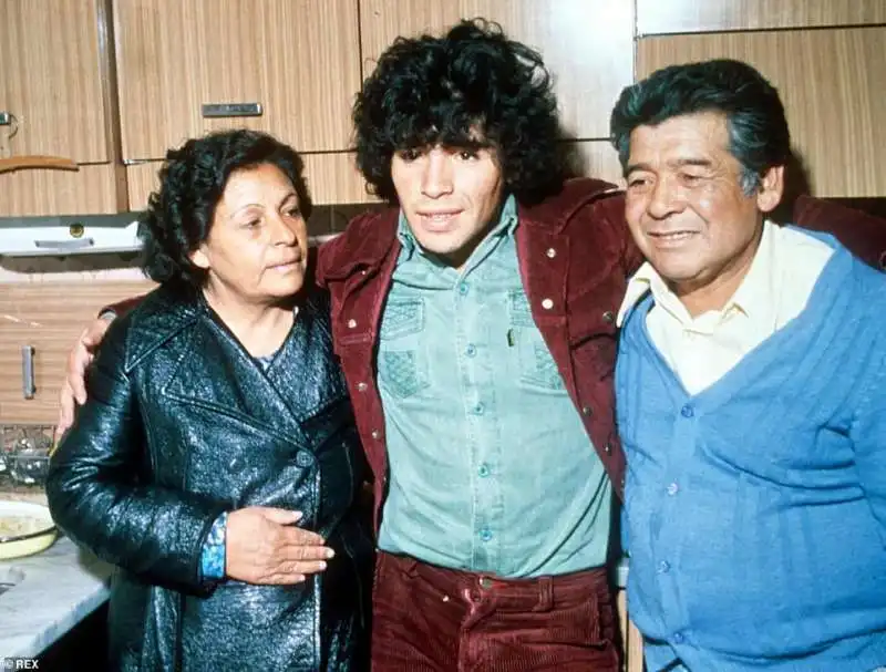 diego armando maradona con la madre dalma e il padre diego senior 