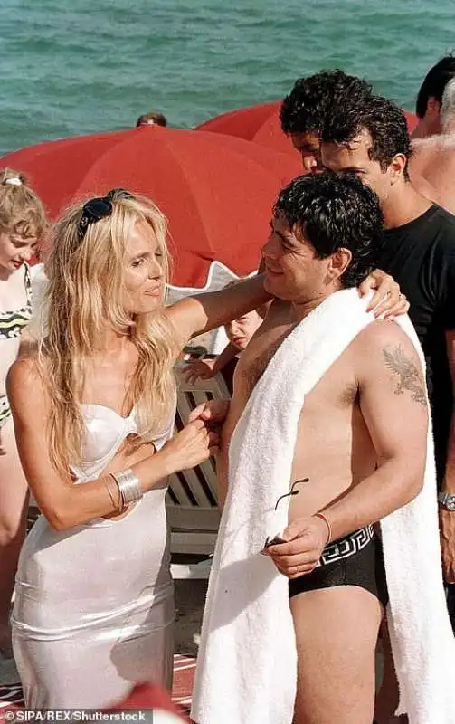 diego armando maradona con la moglie claudia a saint tropez nel 1998