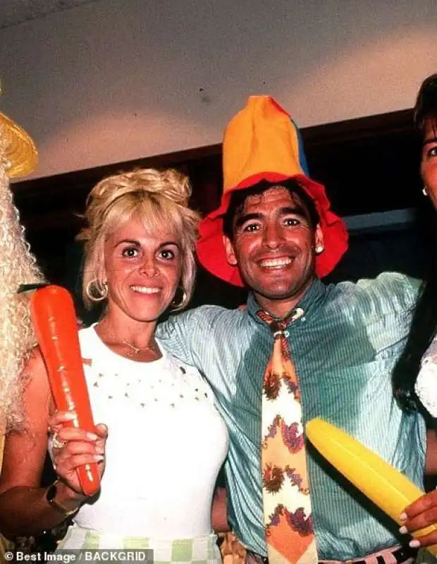 diego armando maradona con la moglie claudia a una festa 