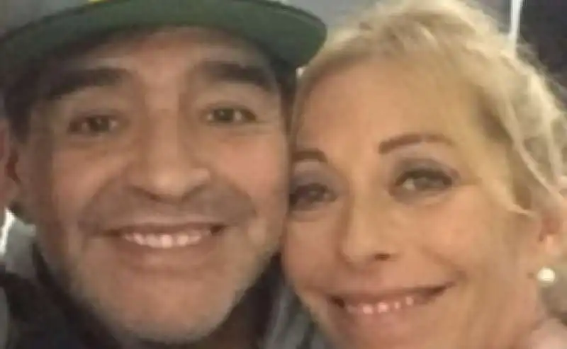 DIEGO ARMANDO MARADONA E CRISTIANA SINAGRA