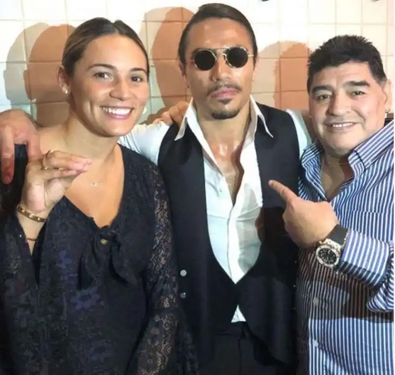 diego armando maradona e la fidanzata rocio oliva con salt bae