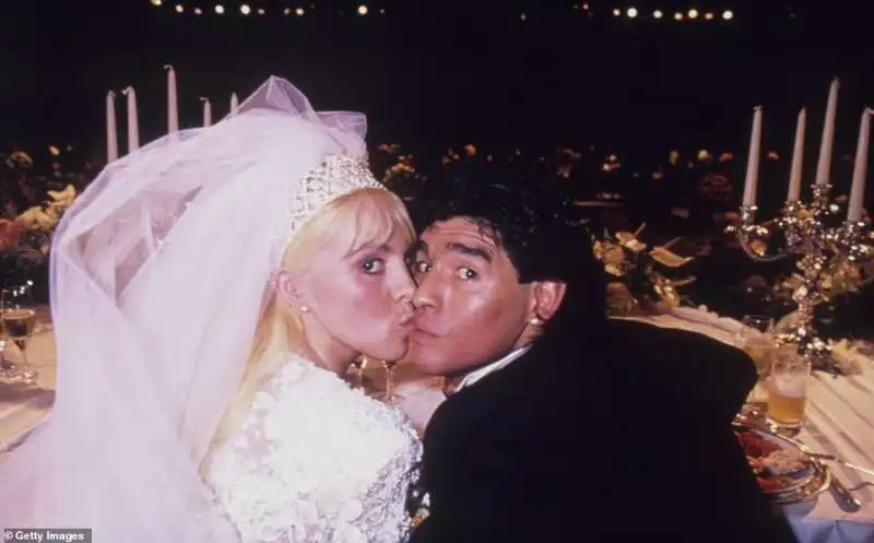 diego armando maradona e la moglie claudia il giorno del matrimonio al luna park stadium