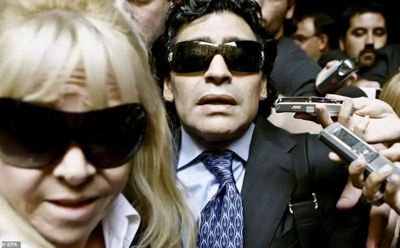 diego armando maradona e la moglie escono dal tribunale di buenos aires   2008