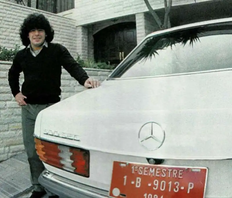 DIEGO ARMANDO MARADONA E LA SUA MERCEDES