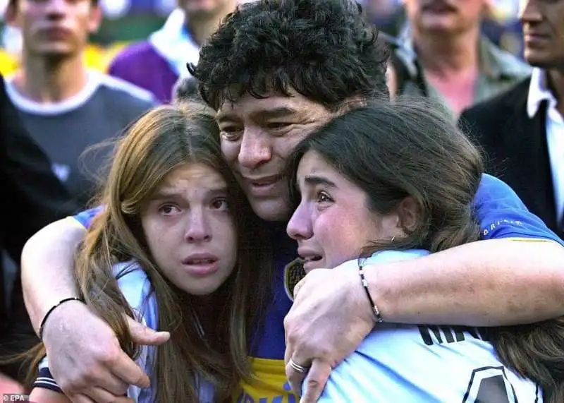 diego armando maradona e le figlie nel 2001