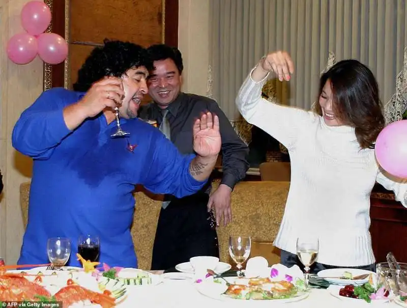 diego armando maradona fa festa in cina nel 2003