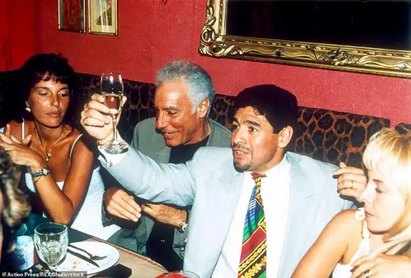 diego armando maradona festeggia il 35esimo compleanno con la moglie e l agente guillermo coppola   1996