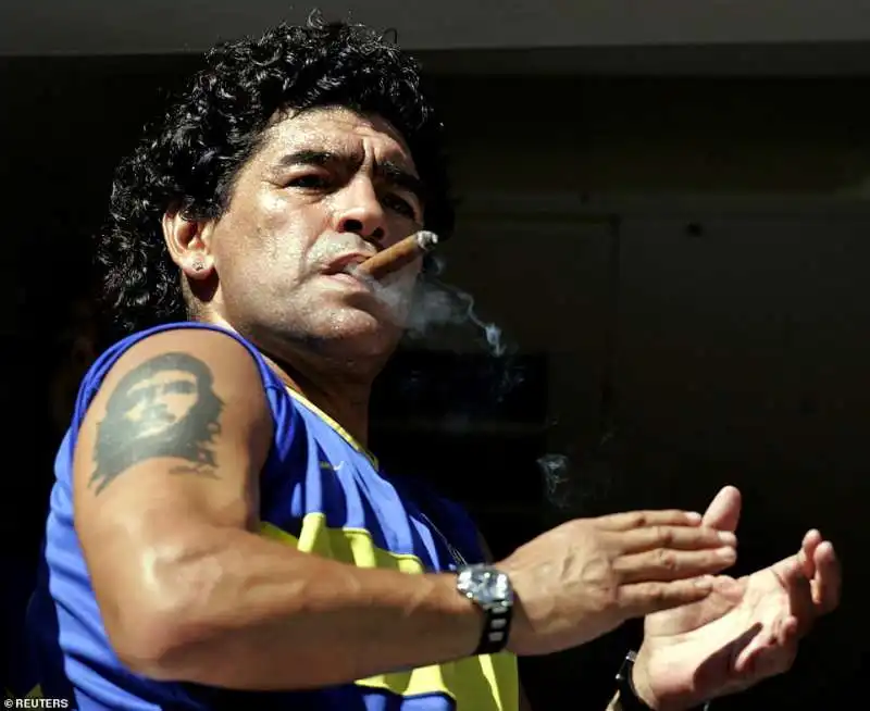 diego armando maradona fuma il sigaro prima di boca juniors san lorenzo   2006