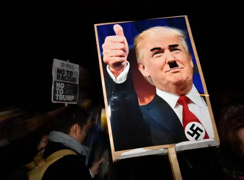 DONALD TRUMP COME HITLER 