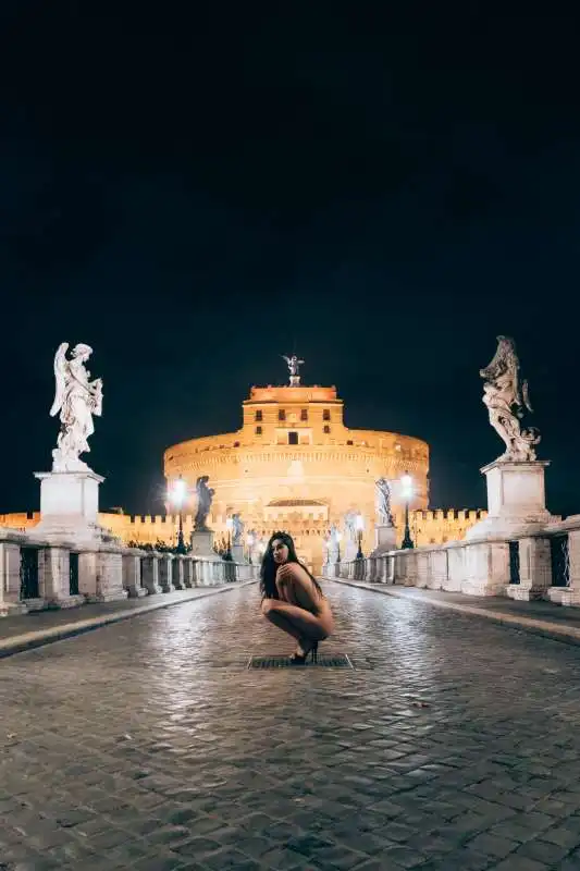 giulia napolitano nuda per le strade di roma durante il coprifuoco 4