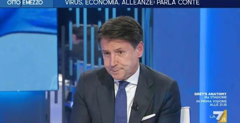 giuseppe conte prova a trattenere la tosse