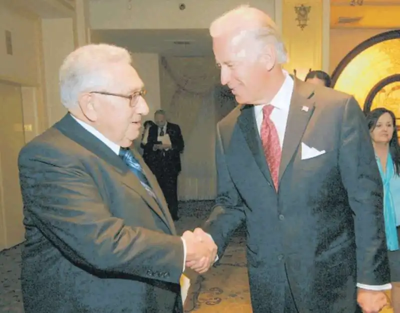 HENRY KISSINGER E JOE BIDEN