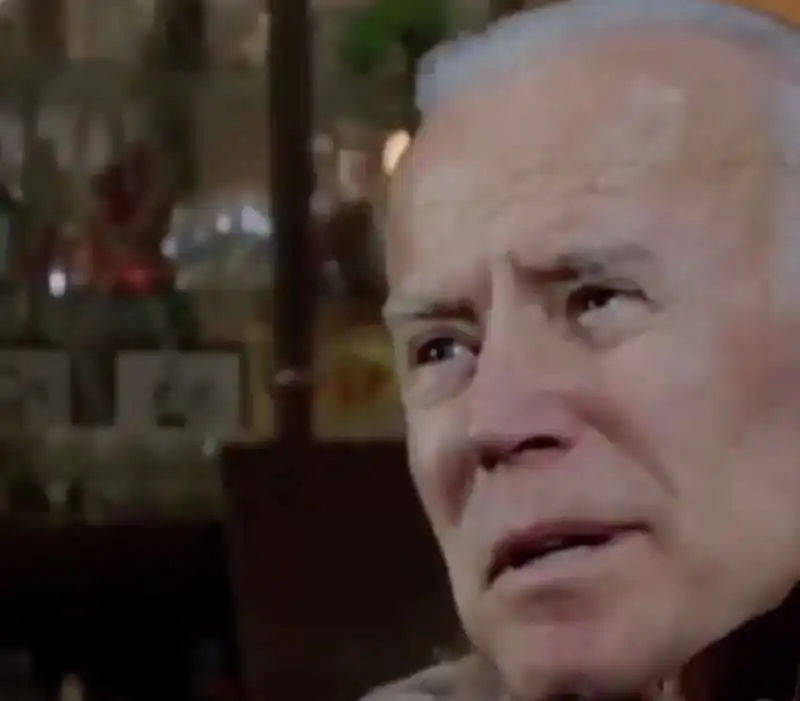 il video di trump che mena biden 11