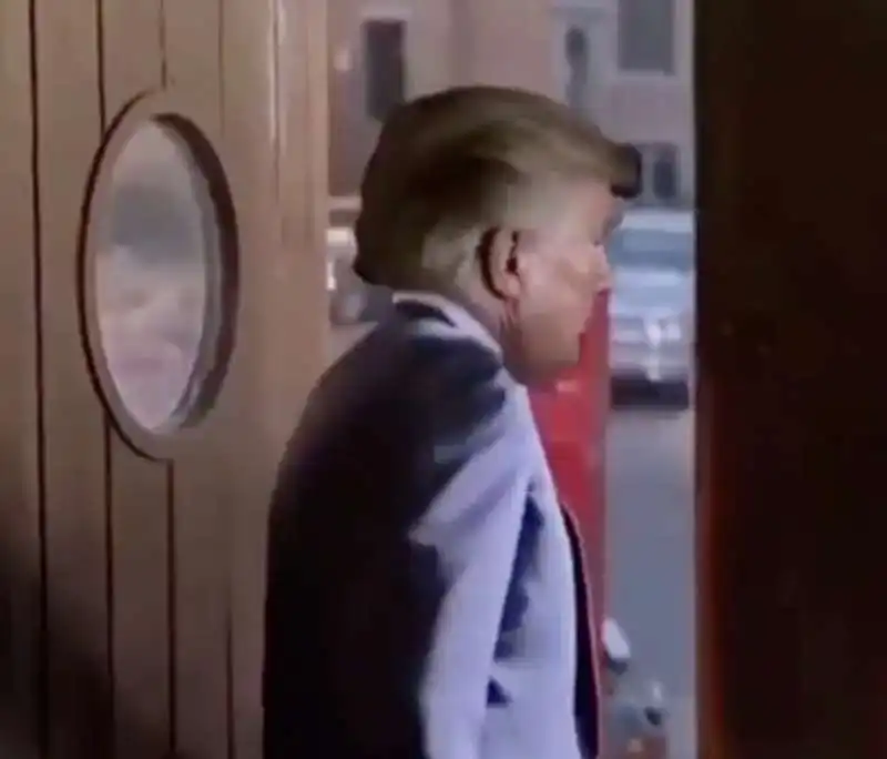 il video di trump che mena biden 8