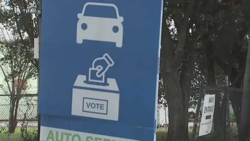 il voto in texas al drive through