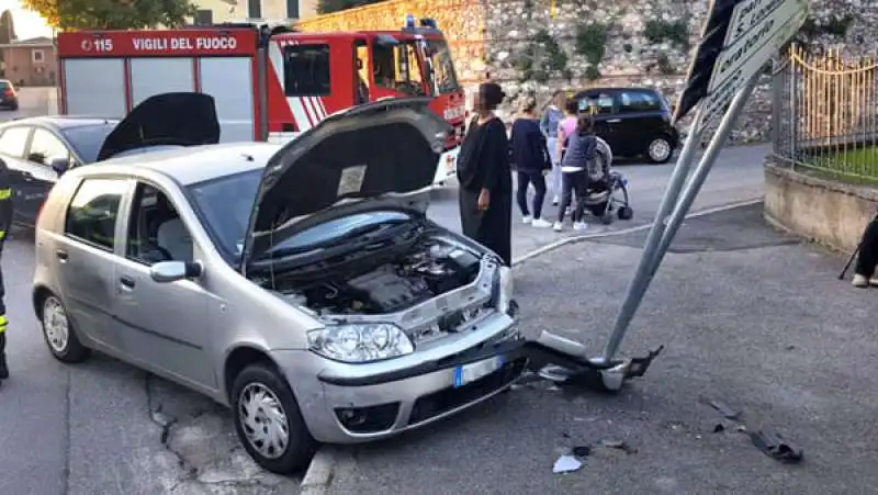 INCIDENTE STRADALE - AUTO CONTRO I CARTELLI