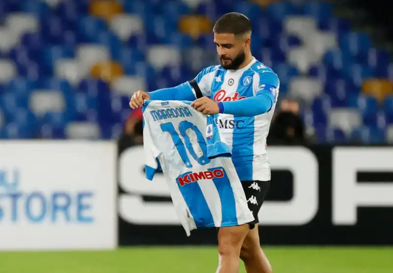 insigne con la maglia di maradona