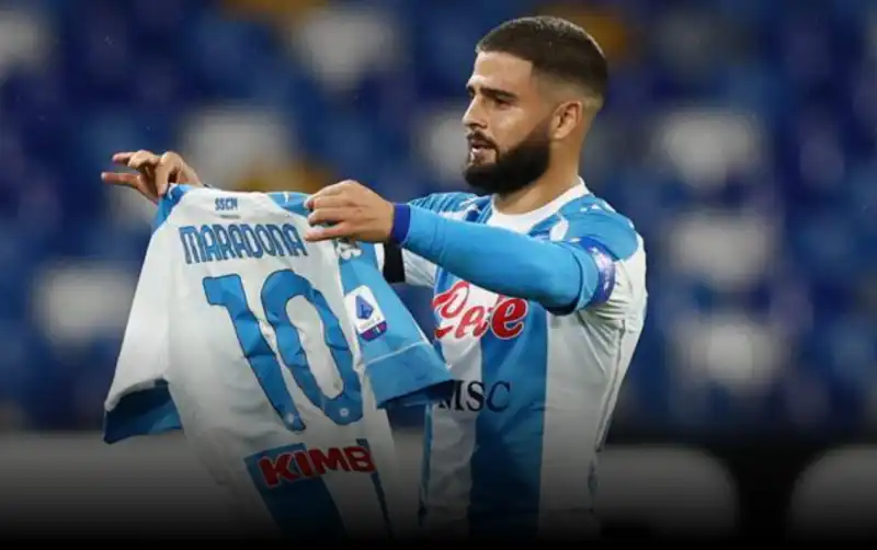 insigne con la maglia di maradona