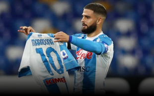 insigne con la maglia di maradona