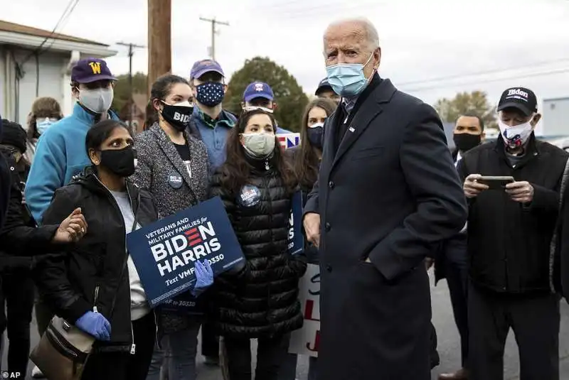 joe biden con alcuni sostenitori 