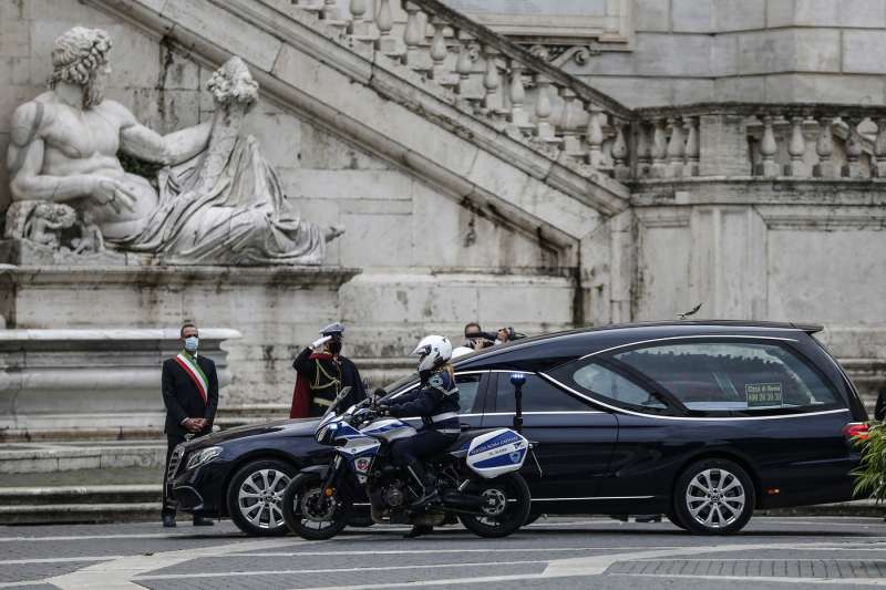 la salma di gigi proietti in campidoglio accolta da marcello de vito con la fascia da sindaco