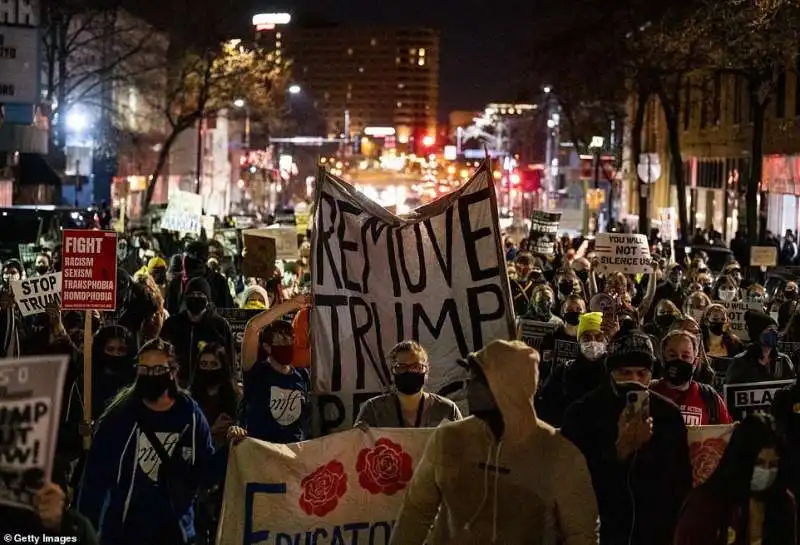 manifestazione anti trump in minnesota 