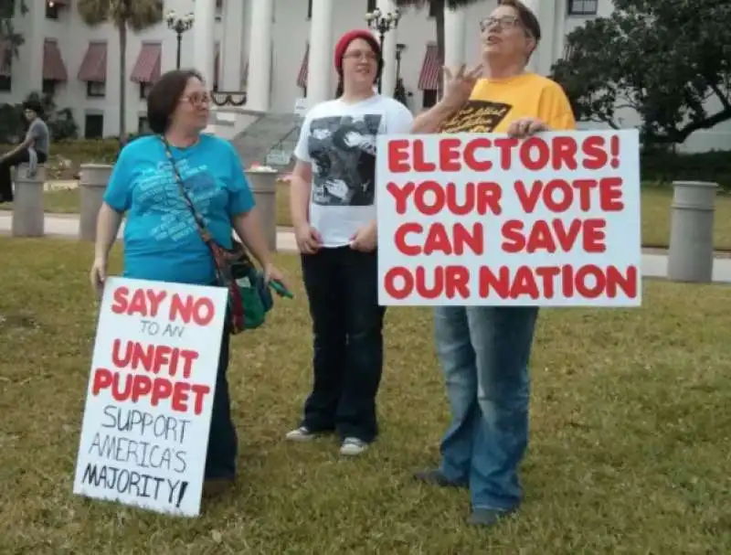 manifestazioni per convincere i grandi elettori a non votare trump