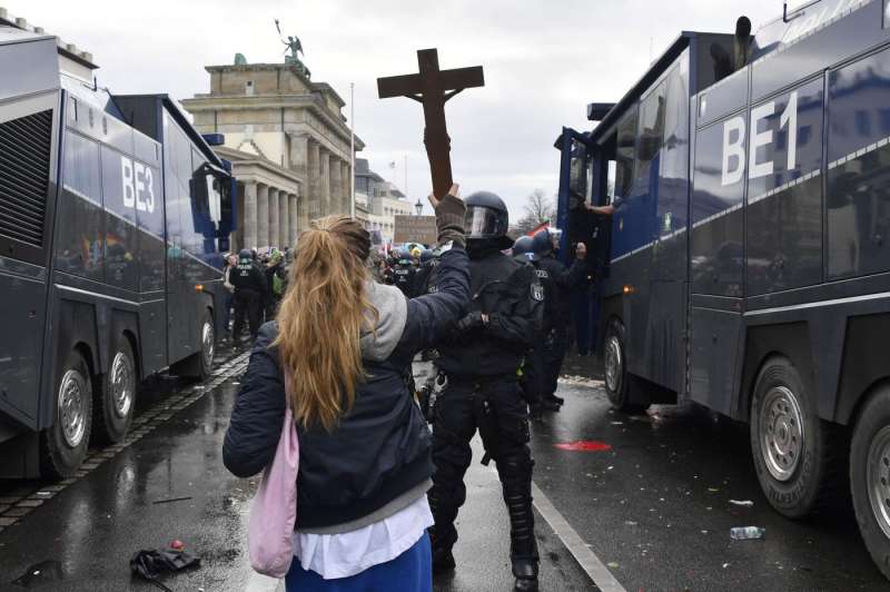 marcia contro le restrizioni anti coroanvirus a berlino 26