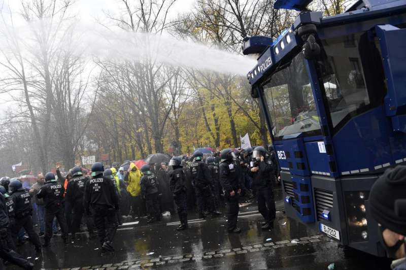 marcia contro le restrizioni anti coroanvirus a berlino 38