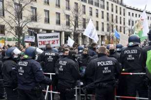 marcia contro le restrizioni anti coroanvirus a berlino 6