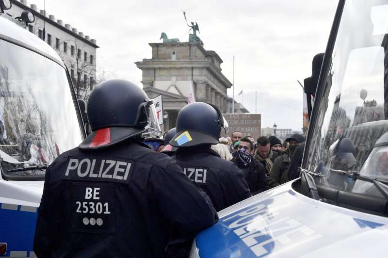 marcia contro le restrizioni anti coroanvirus a berlino 7