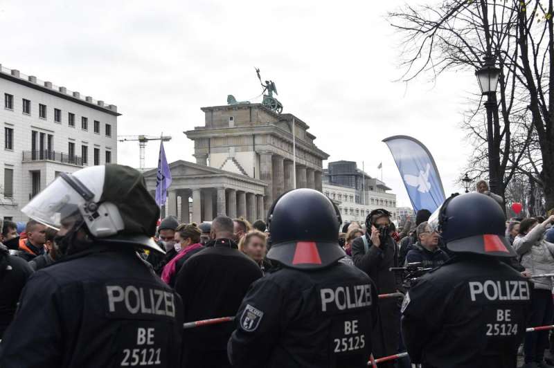 marcia contro le restrizioni anti coroanvirus a berlino 9