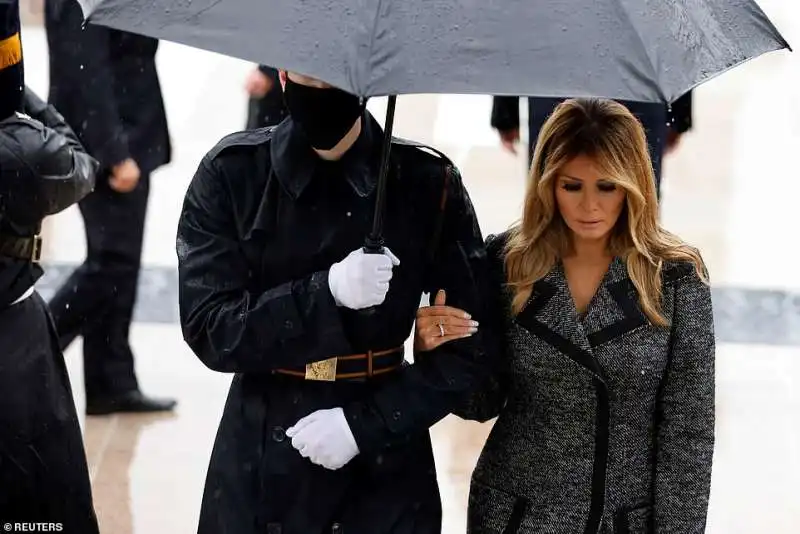 melania trump a braccetto del militare 1