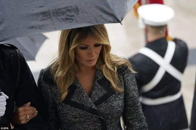 melania trump a braccetto del militare 6