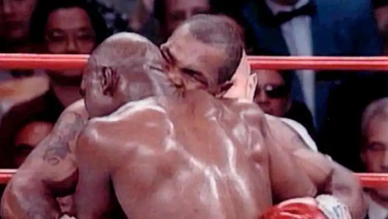 mike tyson morde l orecchio di  evander  holyfield