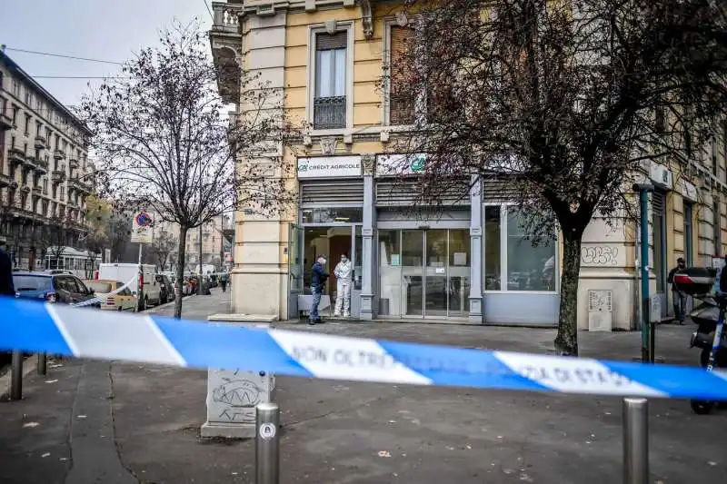 milano, rapina alla filiale di credit agricole di piazza ascoli  15