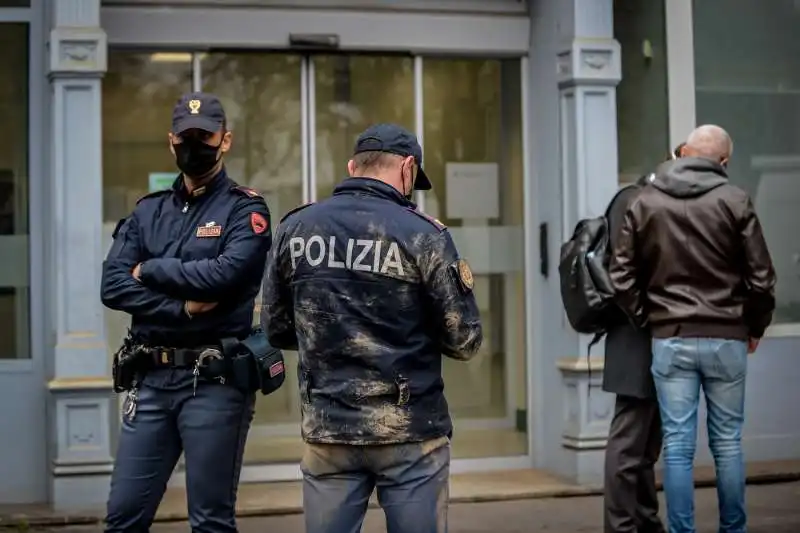 milano, rapina alla filiale di credit agricole di piazza ascoli  19