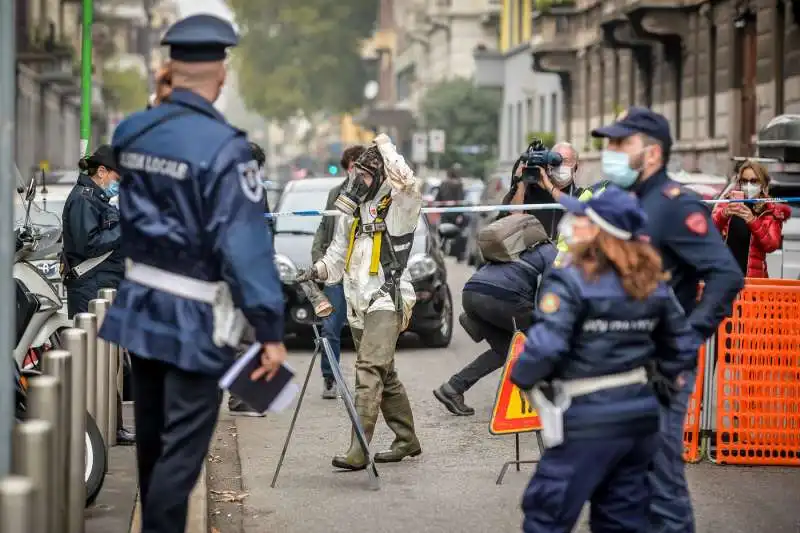 milano, rapina alla filiale di credit agricole di piazza ascoli  21