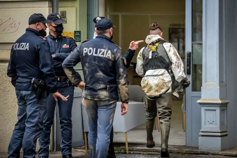 milano, rapina alla filiale di credit agricole di piazza ascoli  22