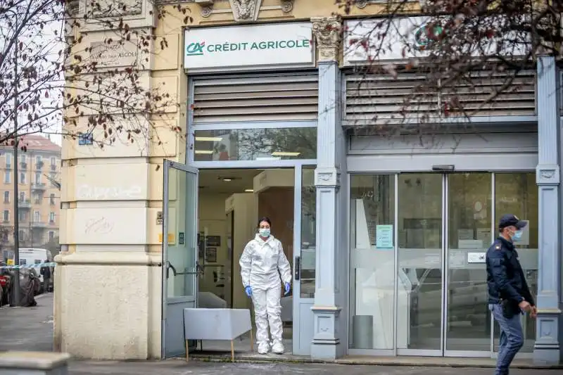 milano, rapina alla filiale di credit agricole di piazza ascoli  23