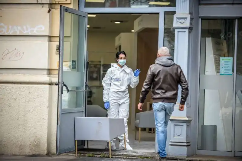 milano, rapina alla filiale di credit agricole di piazza ascoli  25